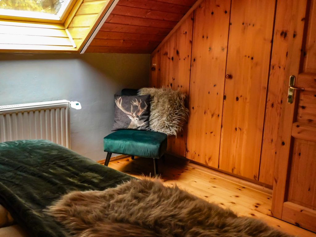 Andere Seite des Schlafzimmers mit einem Samt-Stuhl und einem Wandschrank