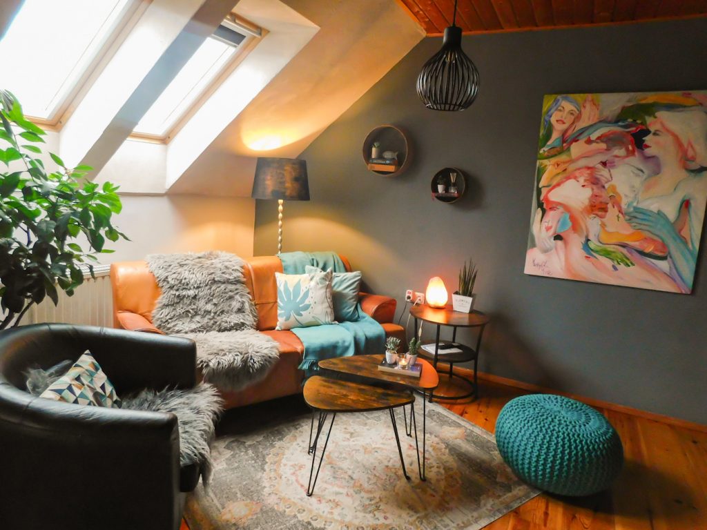 Sofaecke des Wohnzimmers (Ledersofa, Ledersessel, Wohnzimmertisch, Beistelltisch, Lampen und Deko)