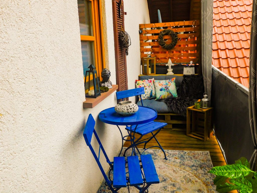 Balkon mit einem Tisch & zwei Stühlen und einer kleinen Sitz-Lounge