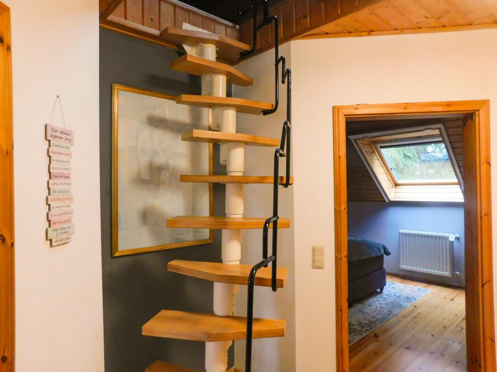 Flur mit Blick in das Schlafzimmer und einer Treppe