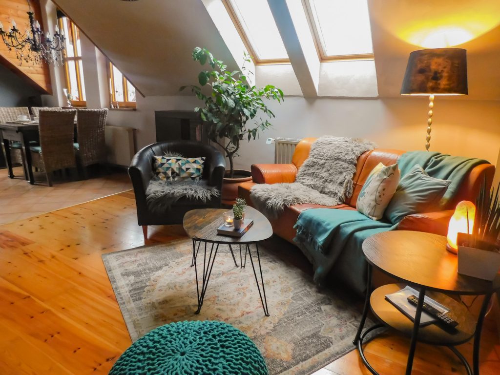 Sofaecke mit Blick in den Essbereich